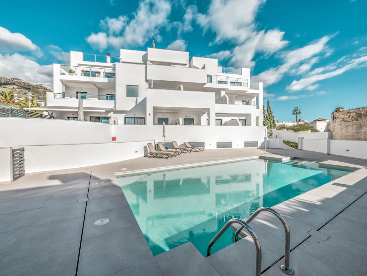La lujosa zona de la piscina
