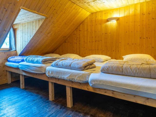 Grand dortoir à l'étage avec 3 lits adapté au enfant comme aux adultes Grand dortoir à l'étage avec 3 lits adapté au enfant comme aux adultes