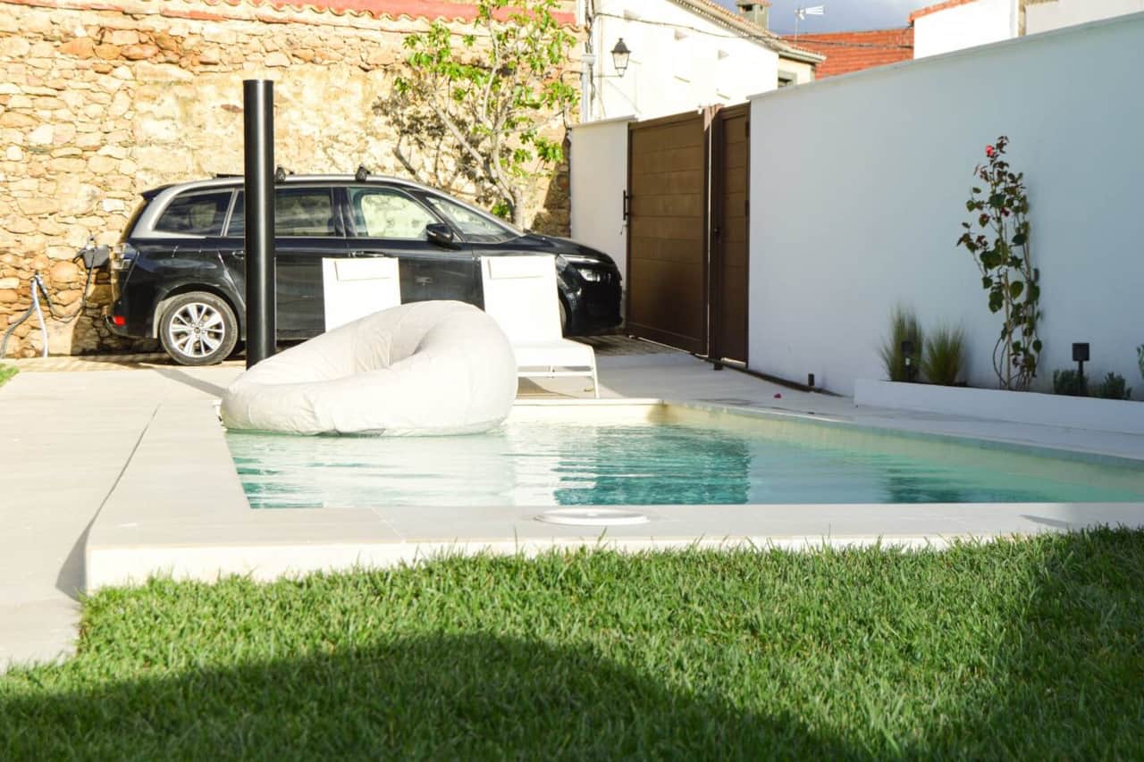 Aparcamiento dentro de la parcela, jardín con plantas mediterráneas, lavandas, tomillo y buganvillas