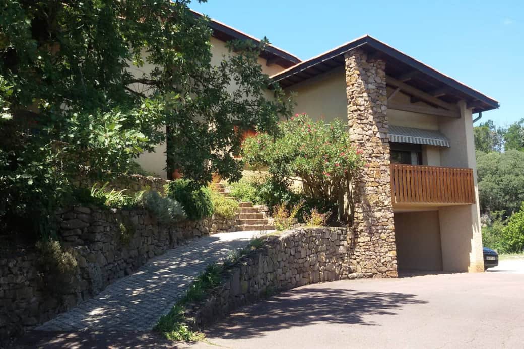 Entrée de la maison avec ses escaliers et son plan incliné.
Grand espace permettant de garer les voitures