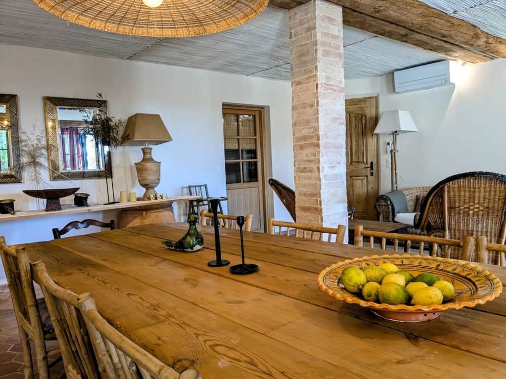 Salle  manger vue depuis le coté jardin. Grande table en chene.
Coin salon.
La porte donne sur le salon de télévision.