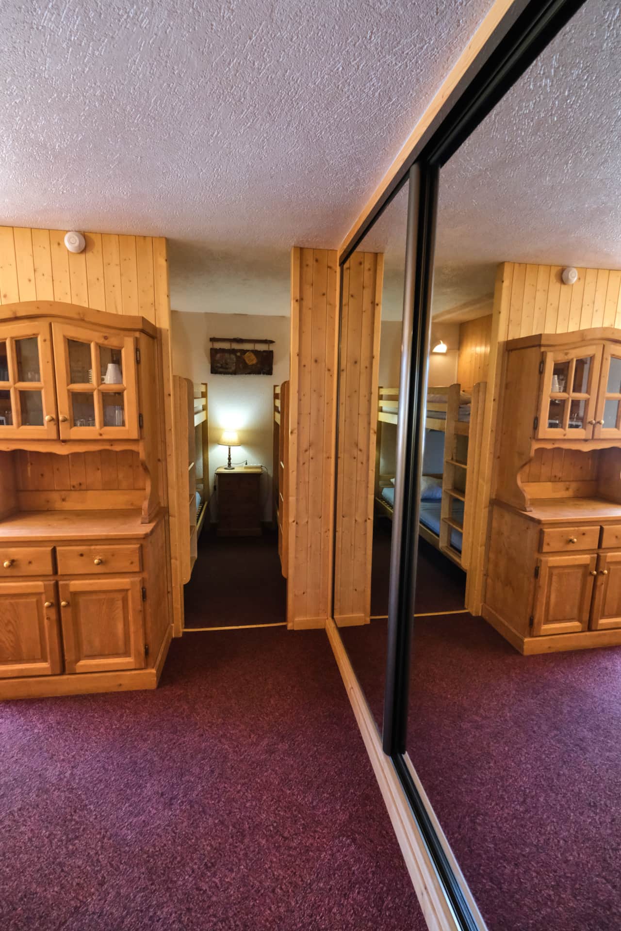 Passage vers les couchages entre les placards — Les Névés, Val Thorens