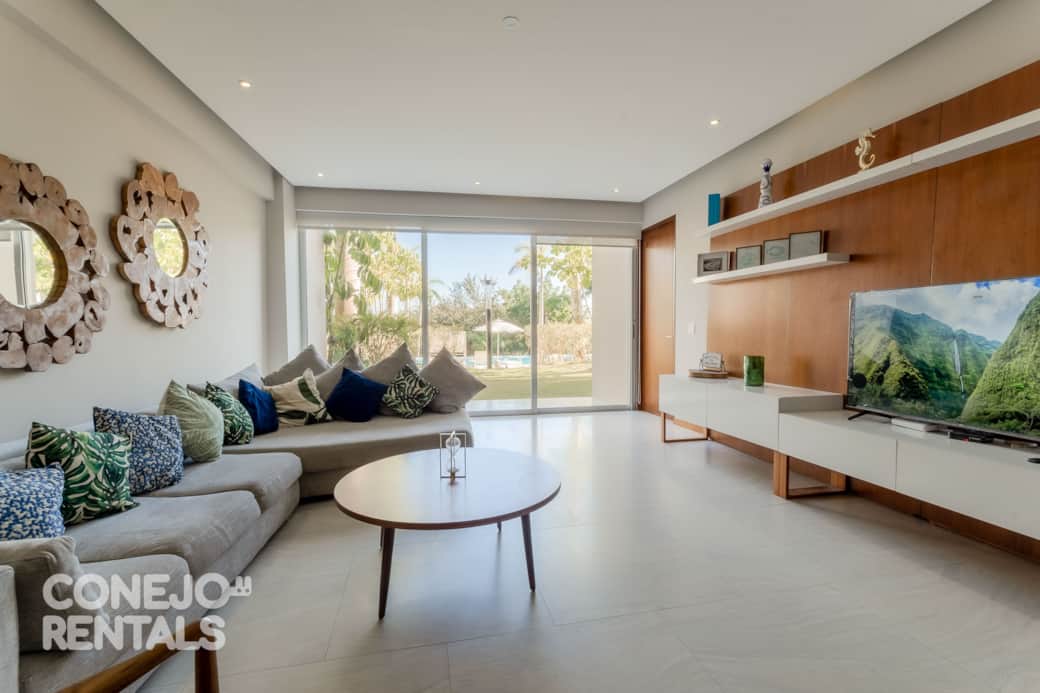 Sala con acceso a terraza privada en Bolongo rodeada de vegetación y luz natural Sala con acceso a terraza privada en Bolongo rodeada de vegetación y luz natural