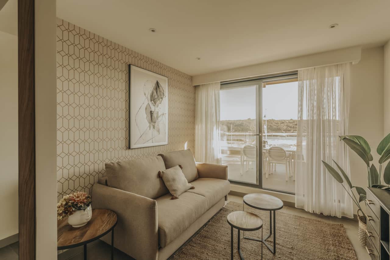 Zona de salón con sofá-cama y acceso a la terraza