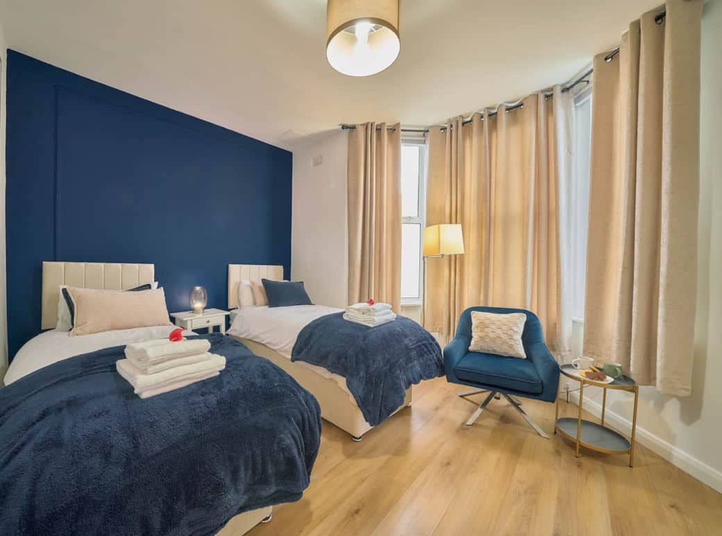 King-size bed that can be split into two singles, perfect for any setup
