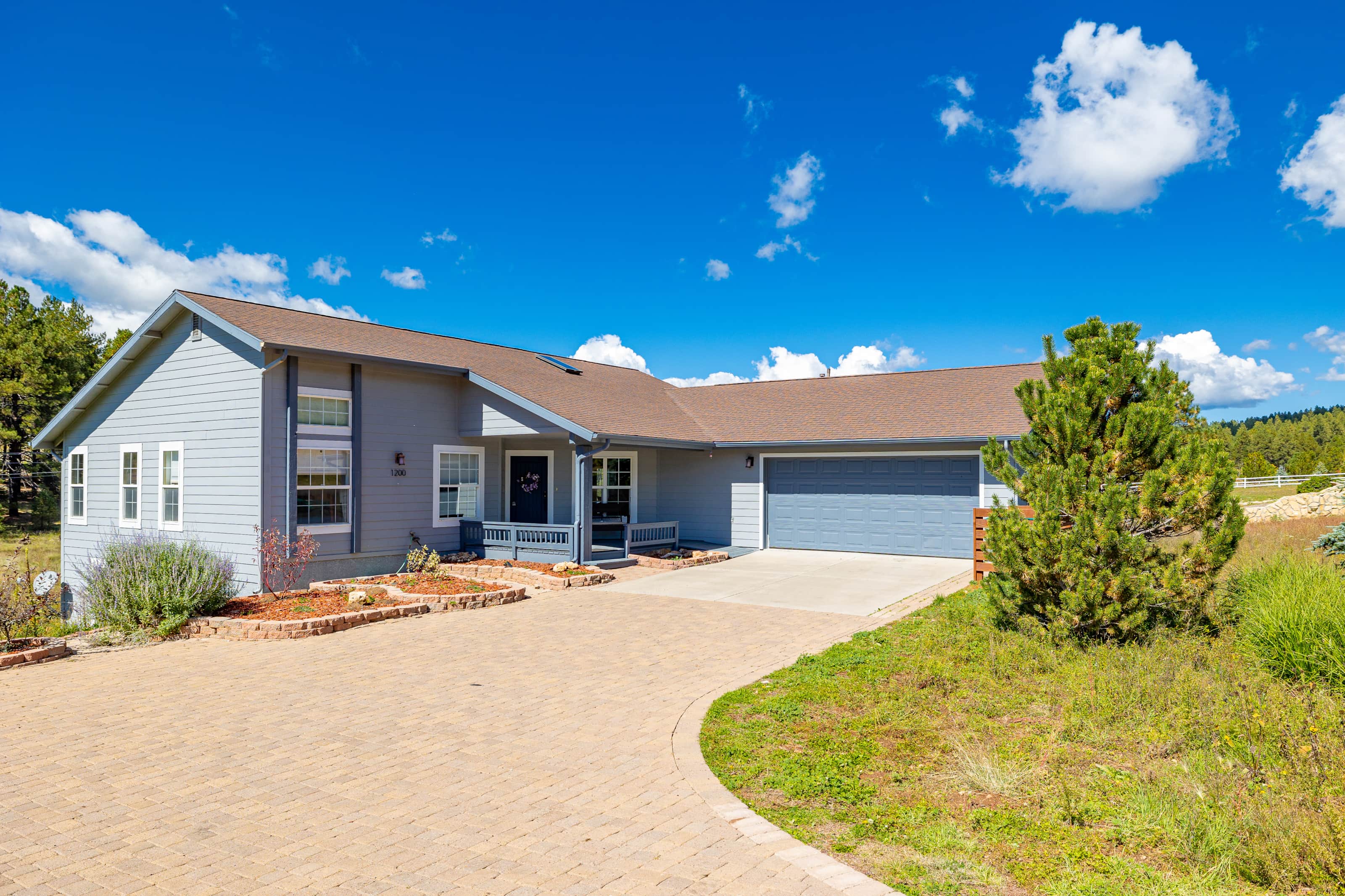 Mountainaire Meadows Retreat with AC bordering forest!