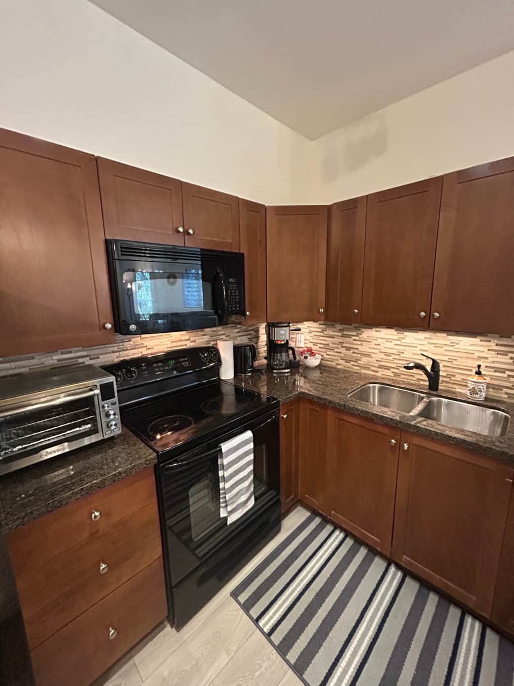 Full Kitchen 2110 Full Kitchen 2110