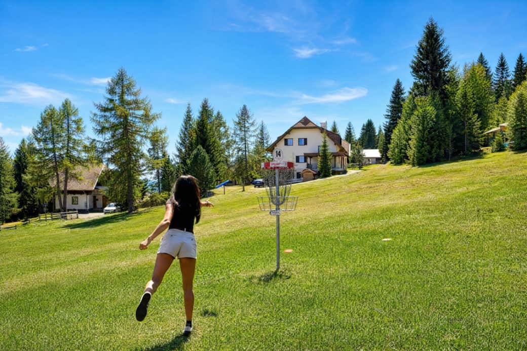 Disc-Golf-Parcours direkt neben der Lodge — Sport und Naturerlebnis vor der Haustür