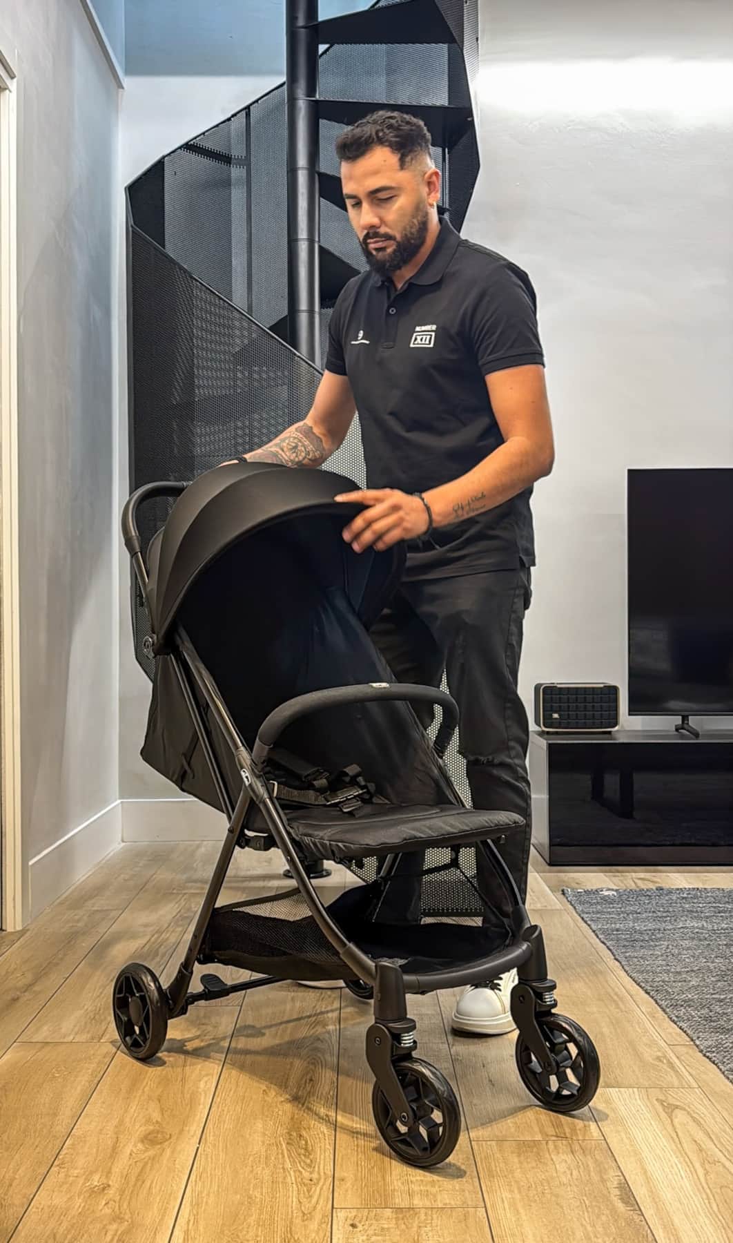 Papà controlla il passeggino gratuito che RENTAL12 mette a disposizione — casa vacanze Olbia, Sardegna