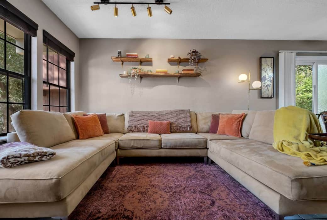 Large sectional sofa is ample sized for 6 guests.