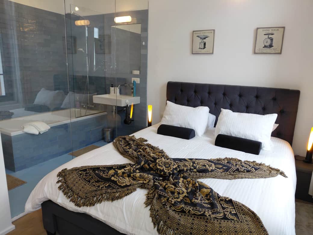 Bed en badkamer