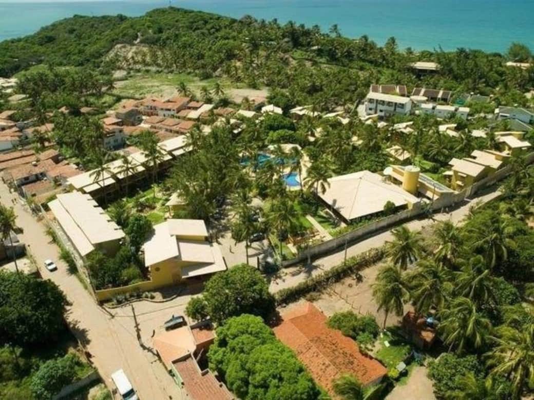 Overview Area, on the left side the main street, on the right the street to Praia do Amor