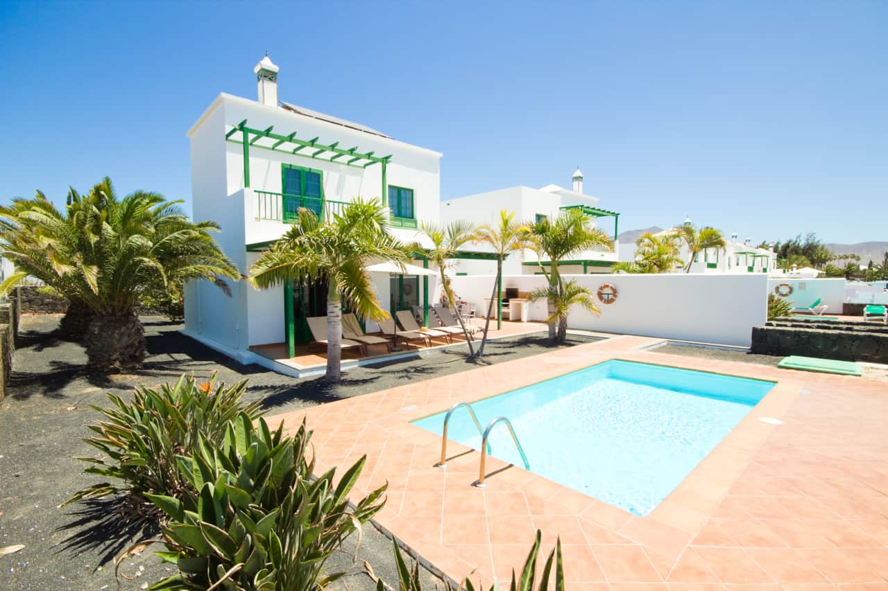 Terraza soleada con tumbonas junto a la piscina en Villa Costa Papagayo 19 por AZ Rentals