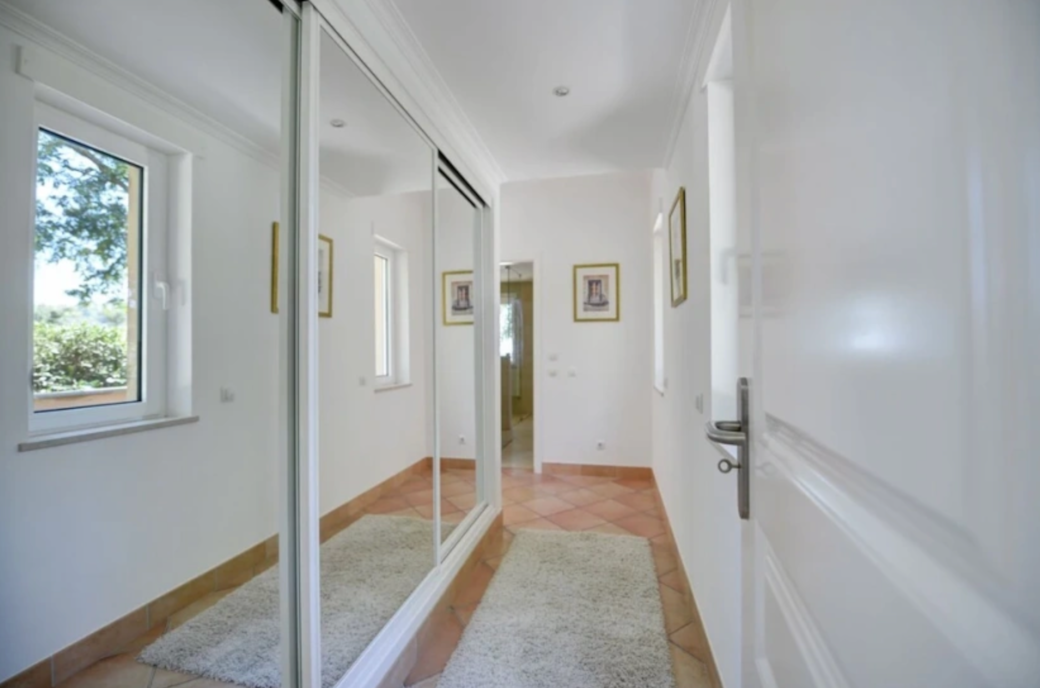 MainBedroomHallway ValeDaLama VillaCasaDaPalmeira