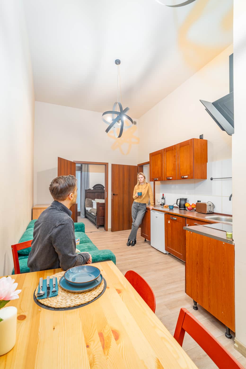 Jasna część dzienna z aneksem kuchennym i jadalnią w funkcjonalnym układzie.