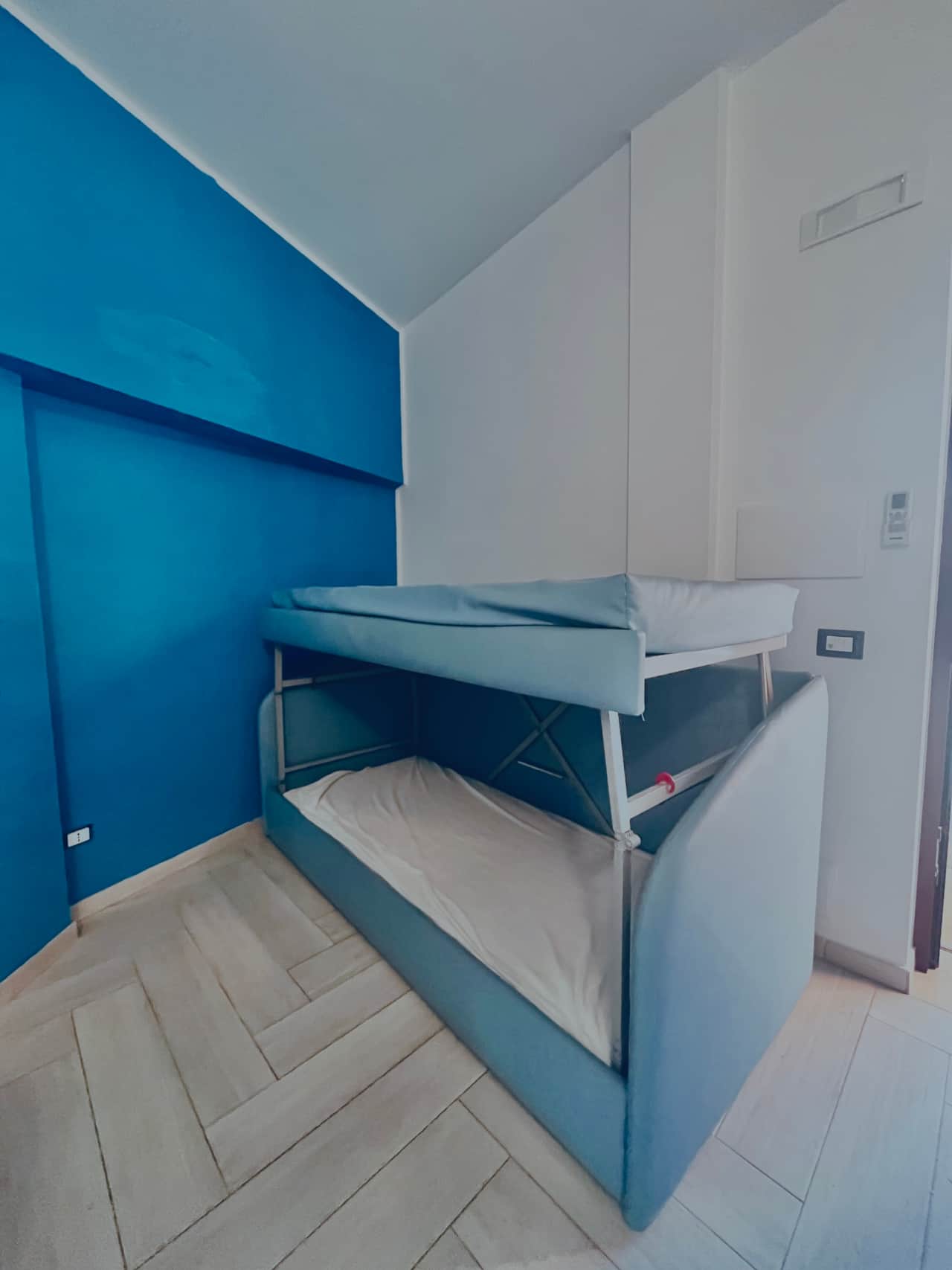 SOGGIORNO CUCINA APPARTAMENTO CON DIVANO LETTO A CASTELLO