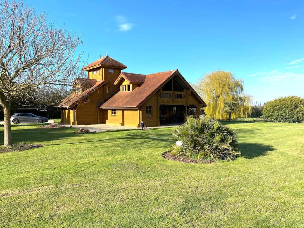 Grand chalet dans un parc arboré d'un hectare. Parking privé disponible pour plusieurs voitures. Vélos et barbecue à disposition. Grand chalet dans un parc arboré d'un hectare. Parking privé disponible pour plusieurs voitures. Vélos et barbecue à disposition.