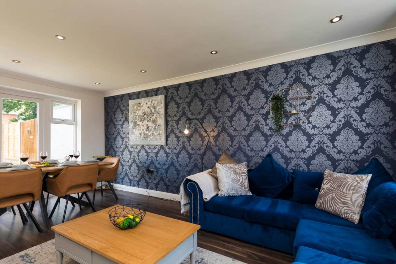 Spacious Livingroom and dining area