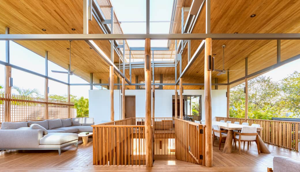 Deck Dining & Lounge
