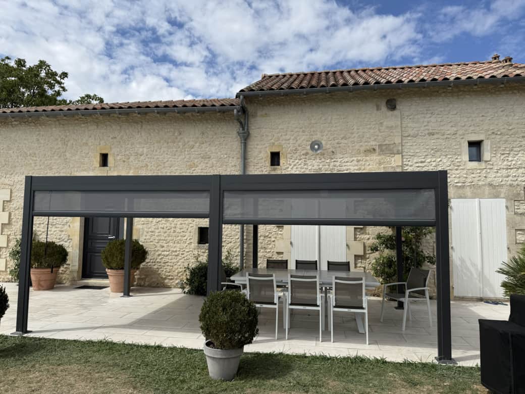 Haus und Terrasse mit bioklimatischer Pergola