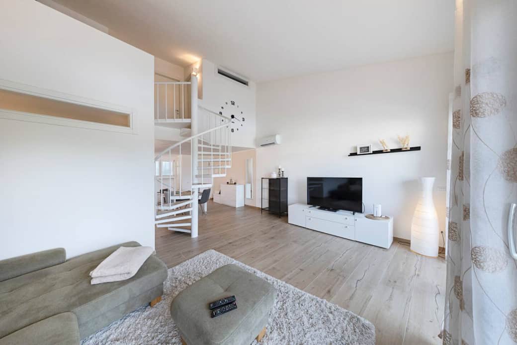 Sala con Smart Tv e condizionatori 
