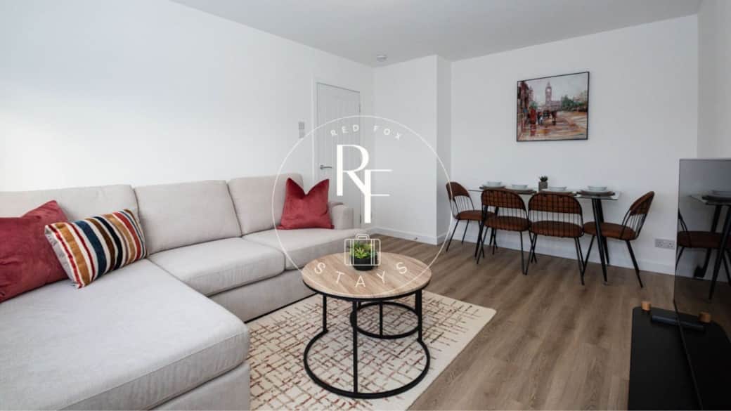 Lounge & Dining Area