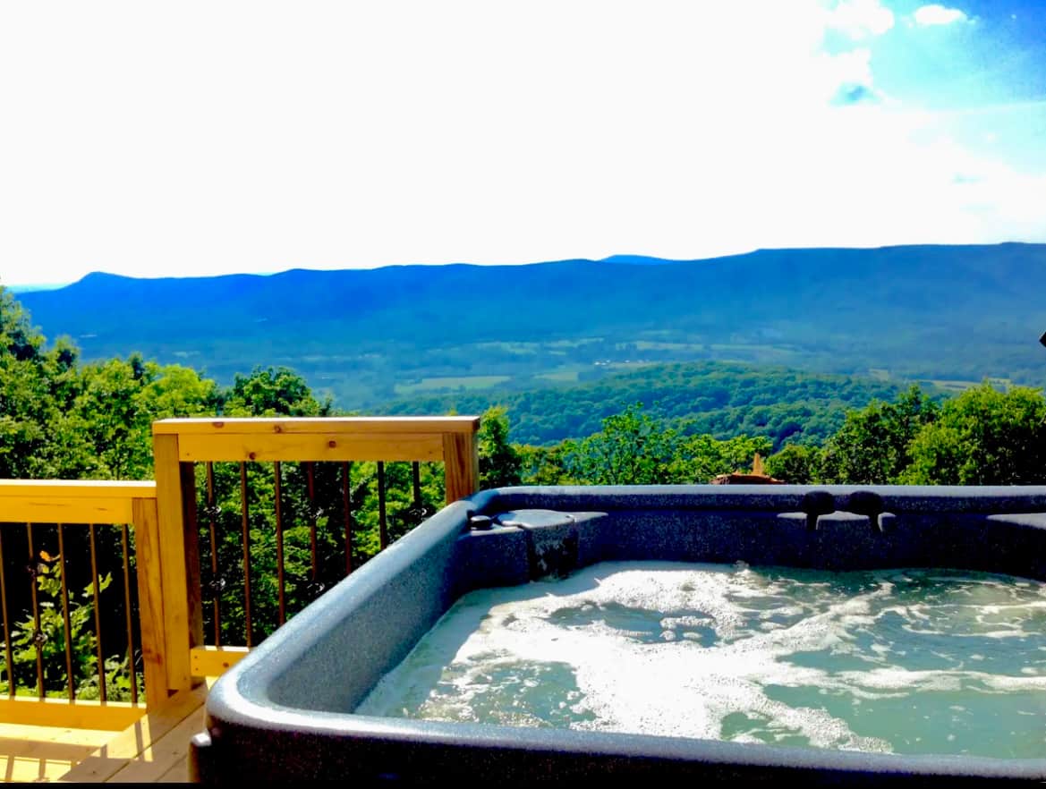 Mountains meet relaxation...immerse yourself in our 4-person mountain-view hot tub