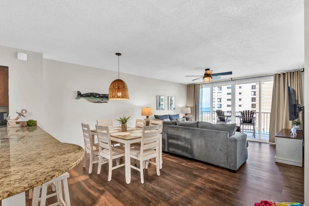 Dining room seats 6 and the eat-in Kitchen has 4 bar stools Dining room seats 6 and the eat-in Kitchen has 4 bar stools