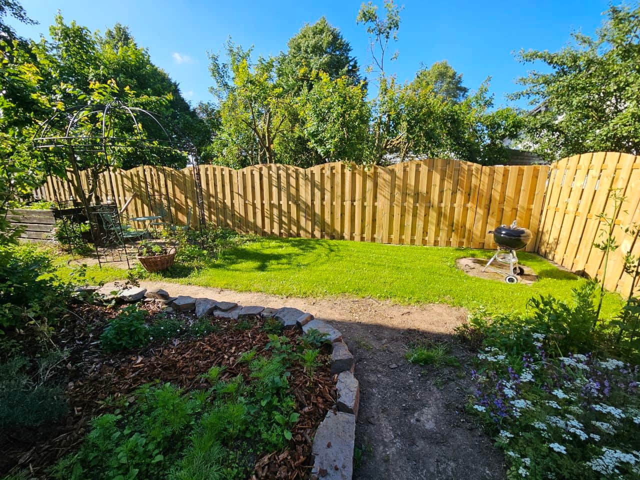 Garten, Terrasse und Spielplatz