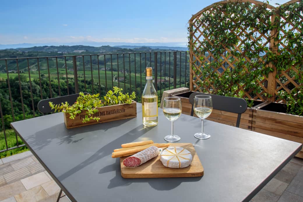 La splendida terrazza panoramica sulle colline delle Langhe, condivisa  con altro appartamento