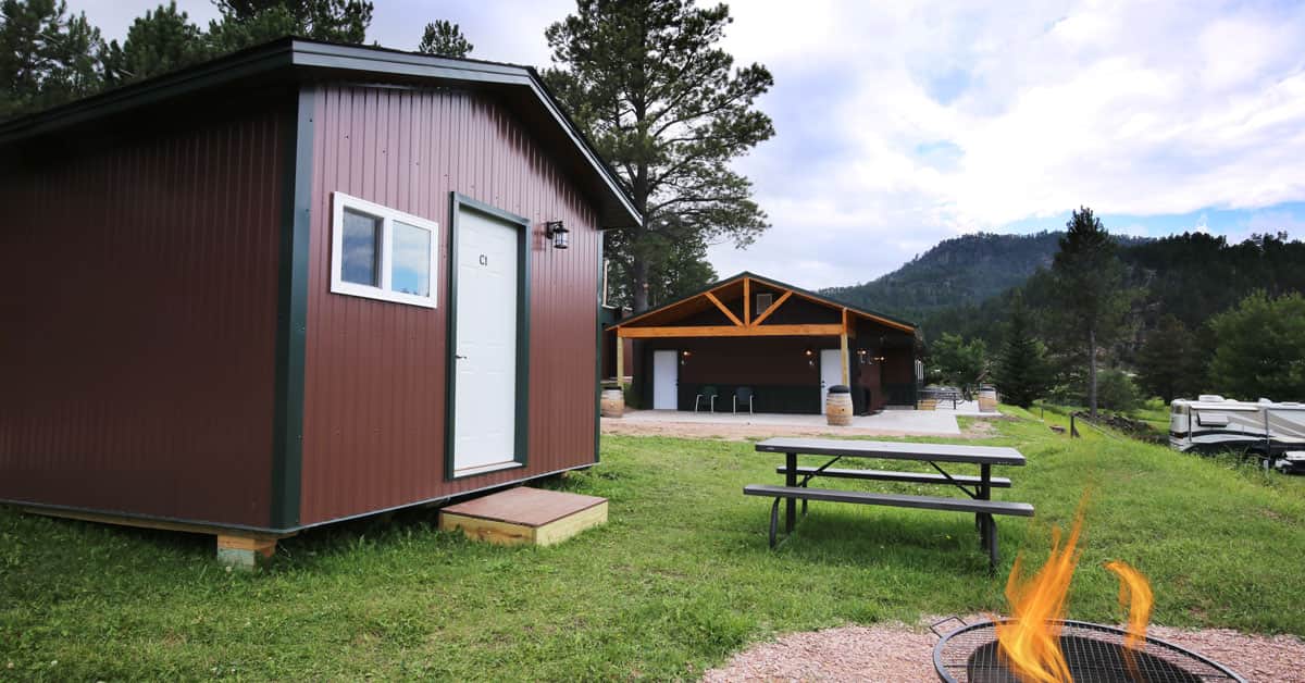 Cabin with firepit and picnic table