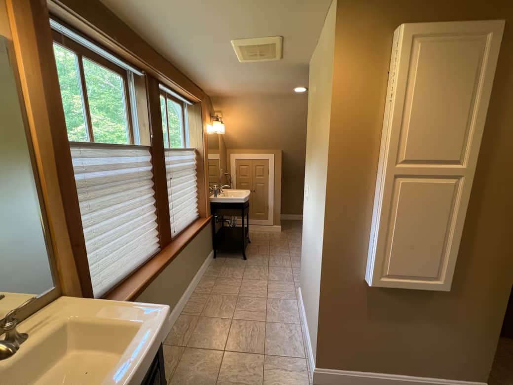 3rd Floor En Suite Bathroom w/ Walk-in Shower