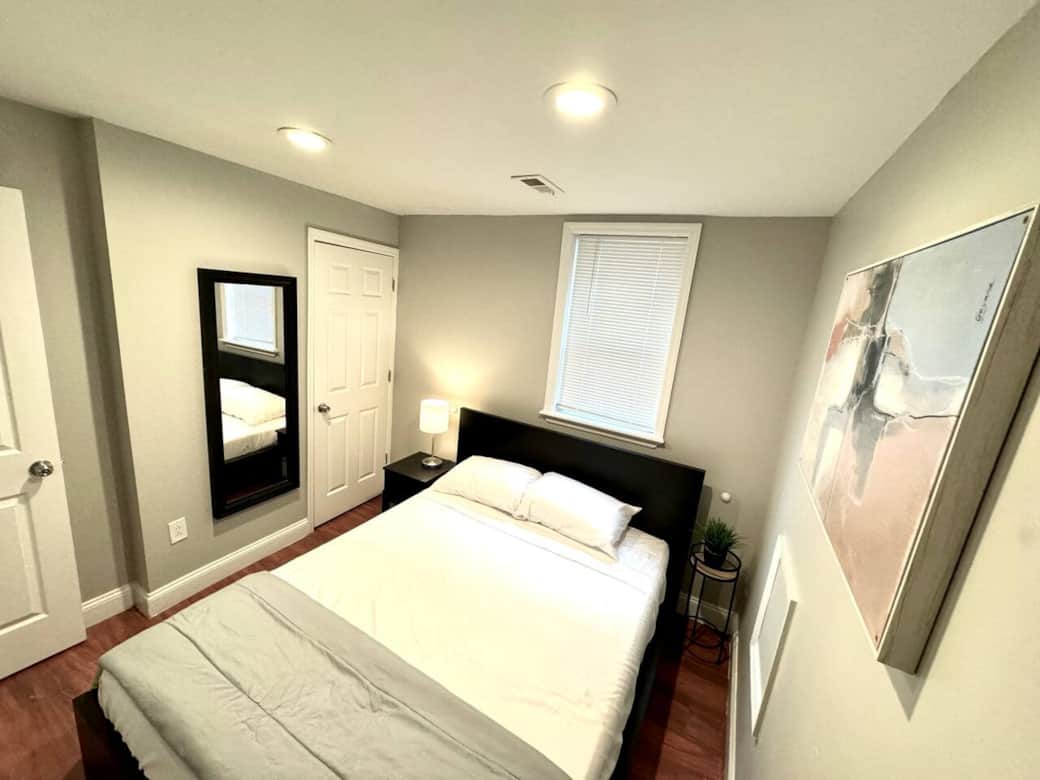 The master bedroom is equipped with a comfortable queen-size bed, ensuring a restful sleep. In addition, there is a  closset.
The room also features a window, allowing natural light to fill the space and create a pleasant ambience.