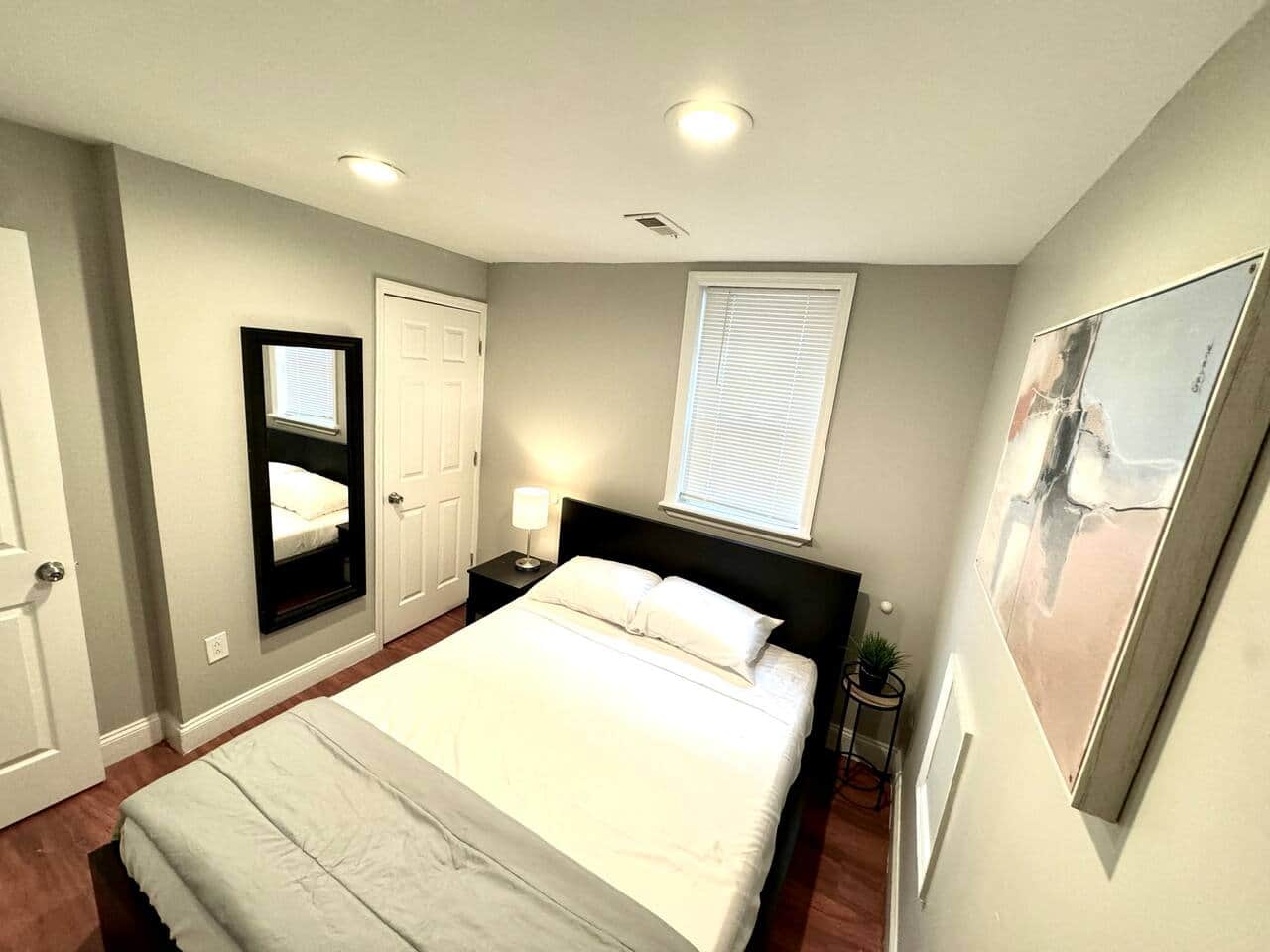 The master bedroom is equipped with a comfortable queen-size bed, ensuring a restful sleep. In addition, there is a  closset.
The room also features a window, allowing natural light to fill the space and create a pleasant ambience.