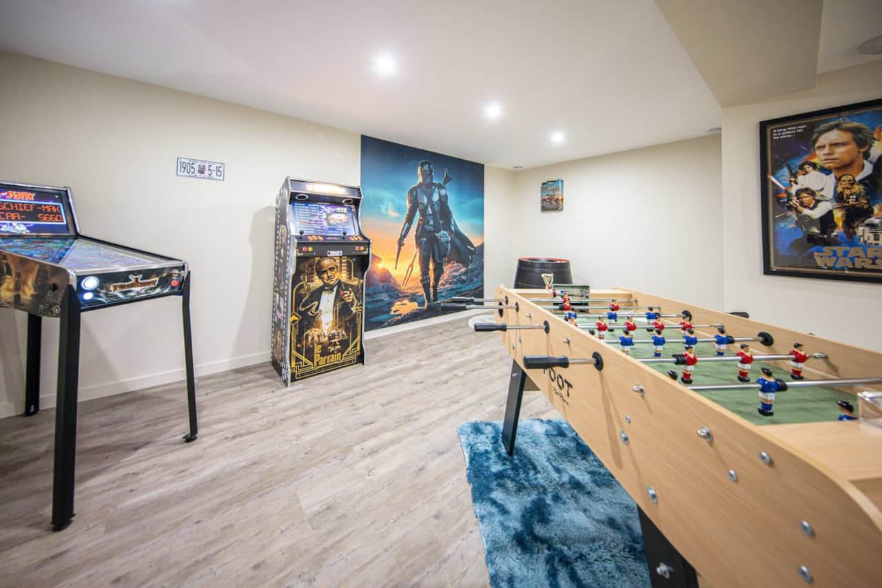 Une pièce entière dédiée aux souvenirs : babyfoot pour les défis qui n’en finissent plus,  jeux de cartes pour les soirées tranquilles, et bornes d’arcades haut de gamme qui fait retomber tout le monde en enfance.