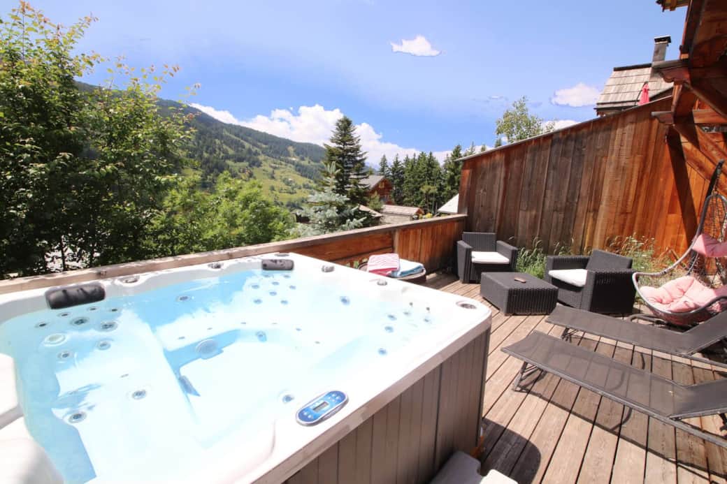 La terrasse avec le jacuzzi vue sur les pistes La terrasse avec le jacuzzi vue sur les pistes