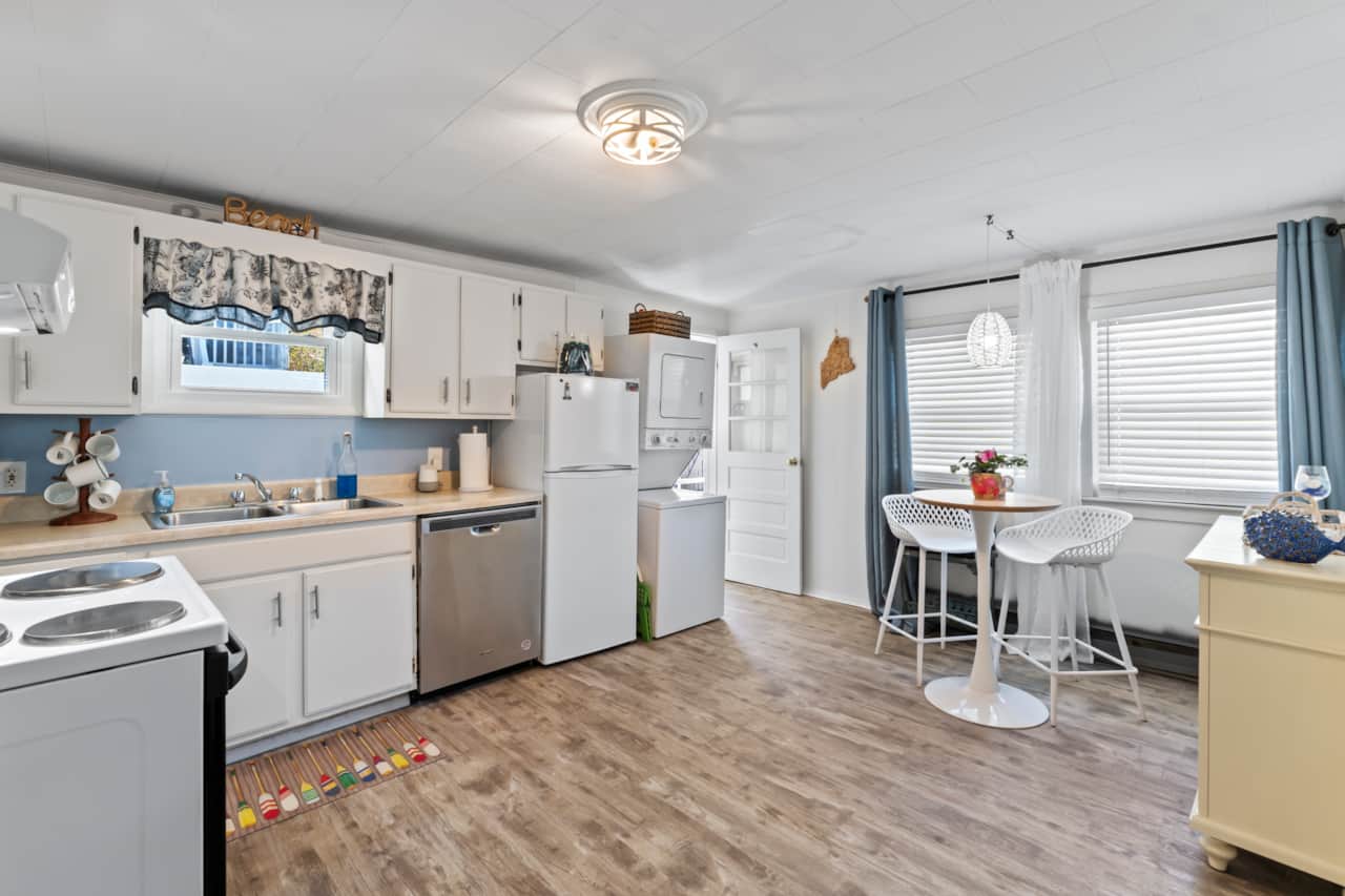 Fully stocked eat-in kitchen