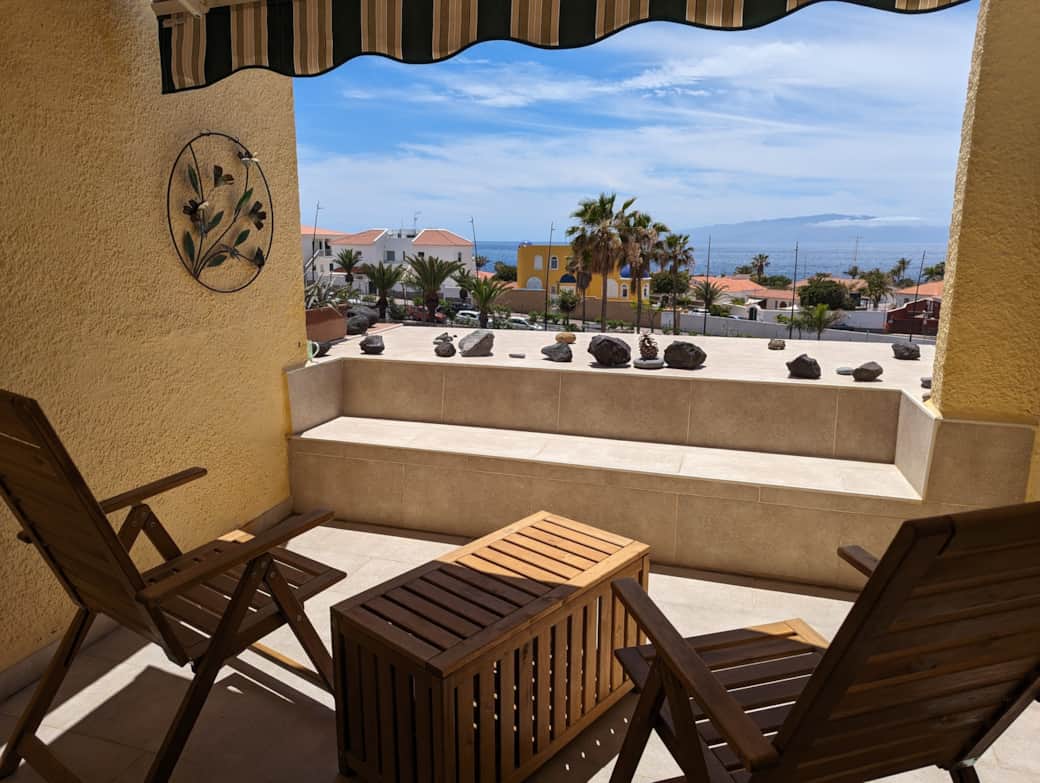 Balcony with ocean 