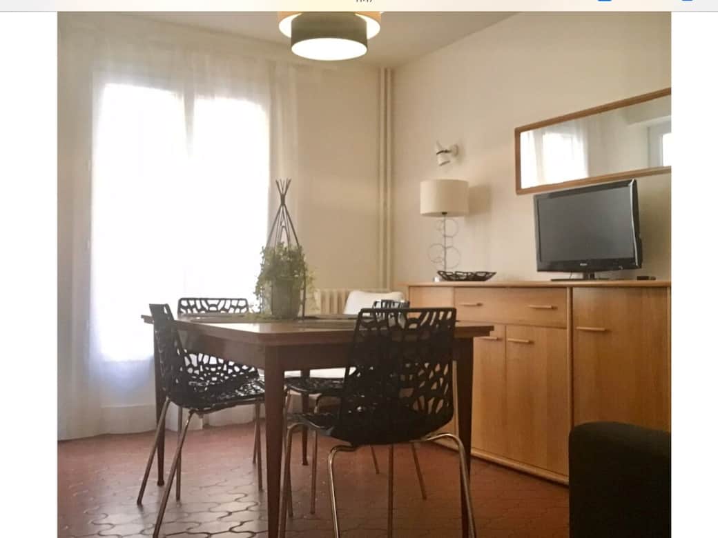 Salle a manger à côté de la cuisine
Donnant sur le Balcon Salle a manger à côté de la cuisine
Donnant sur le Balcon