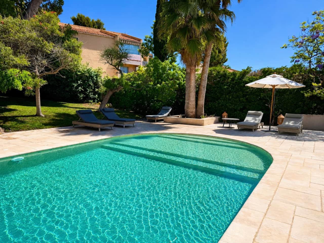 Piscine, transat, parasol