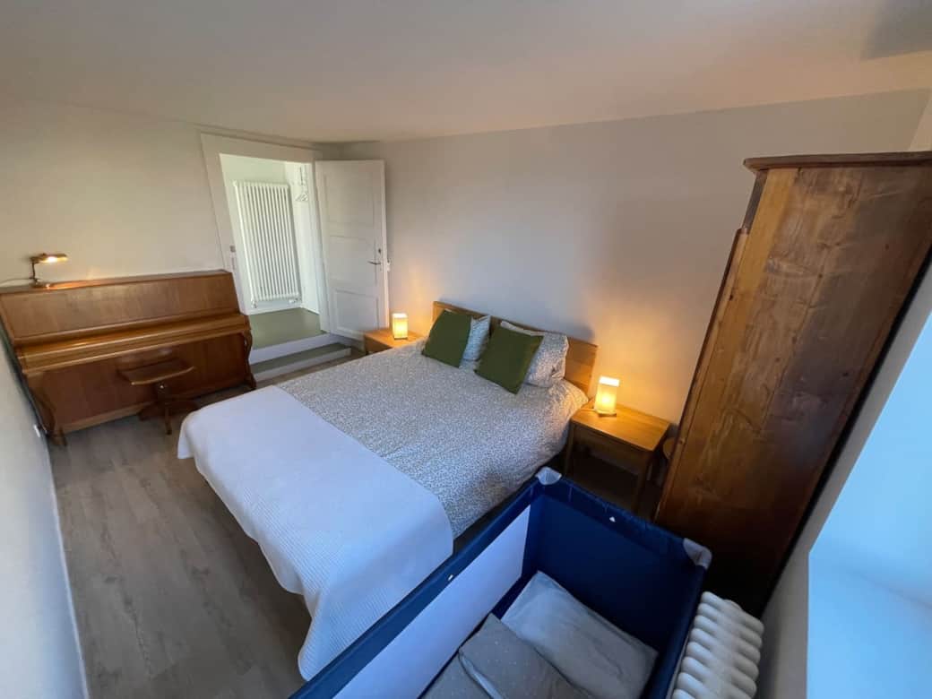 Chambre côté nord équipée d’un lit 160x200 cm, d’un piano, et offrant l’espace nécessaire pour installer un lit bébé (fourni gratuitement sur demande)