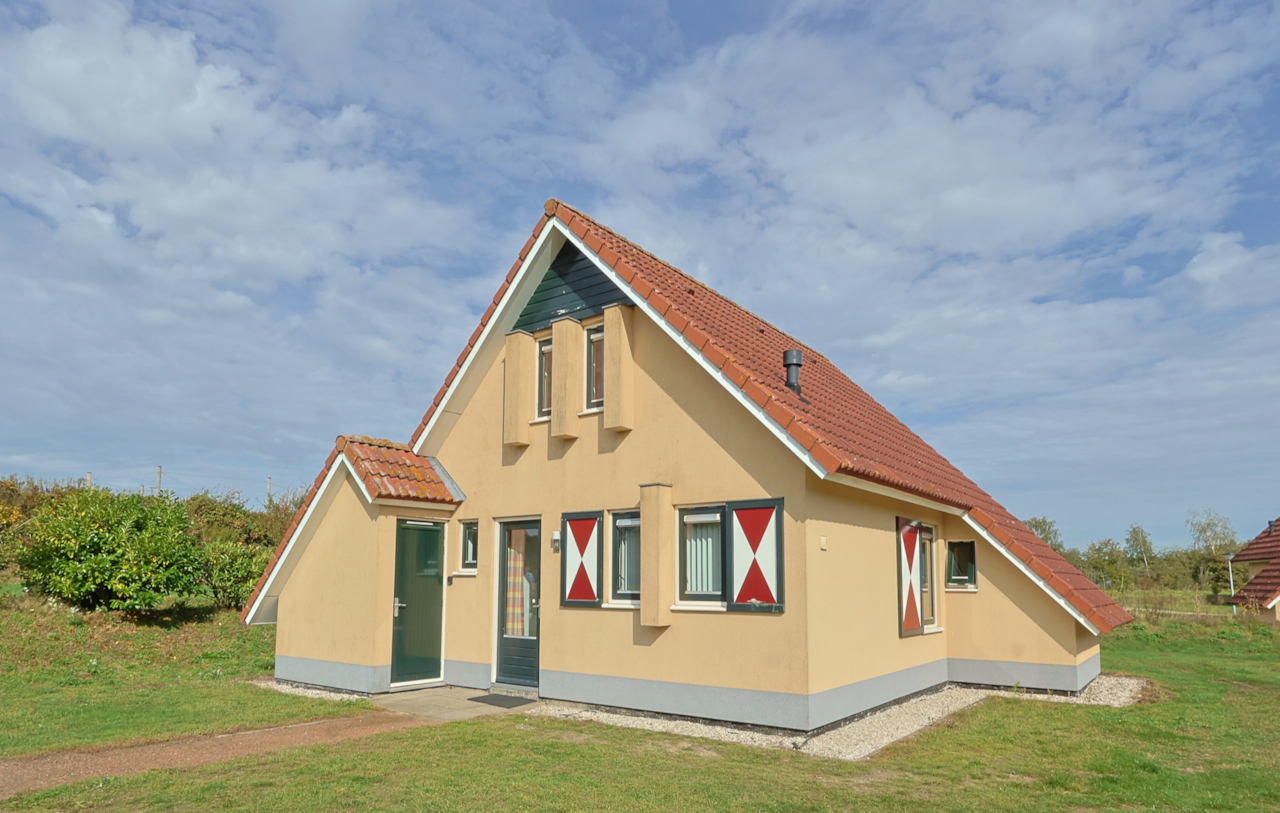 Vorderseite des Hauses und Garten