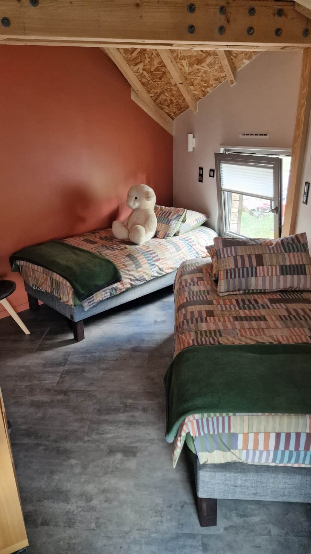 Vue de la chambre avec 2 lits simples du premier étage