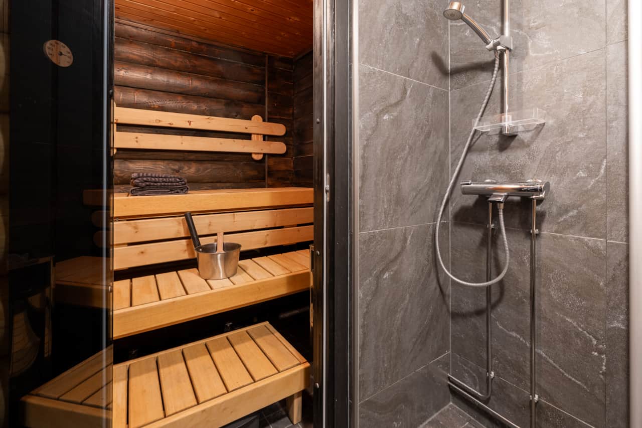 Sauna & Shower