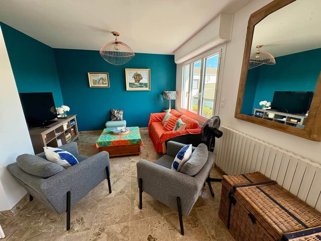 Living room with sofa bed, tv, touristic documentation, books, boardgames