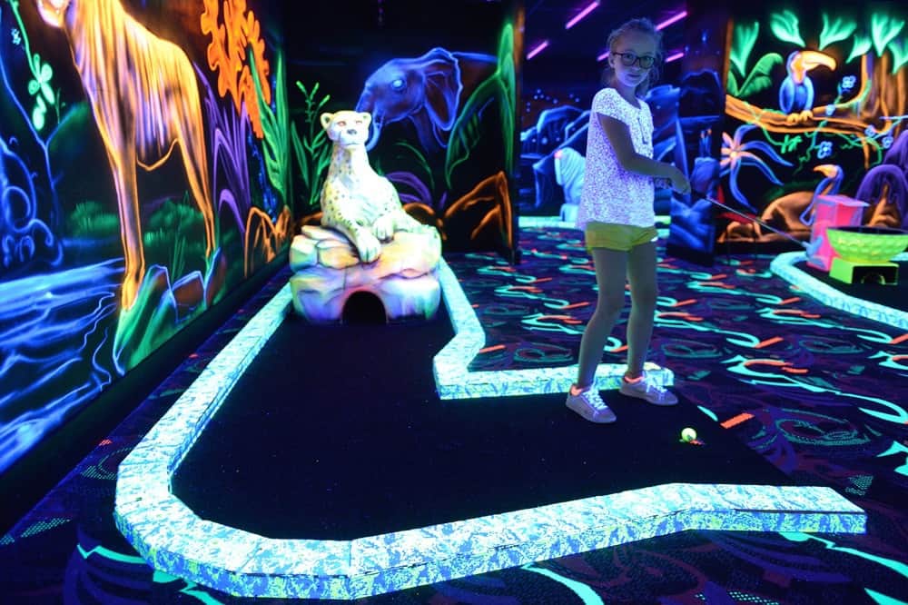 Goolfy: mini golf fluo, une expérience dépaysante.