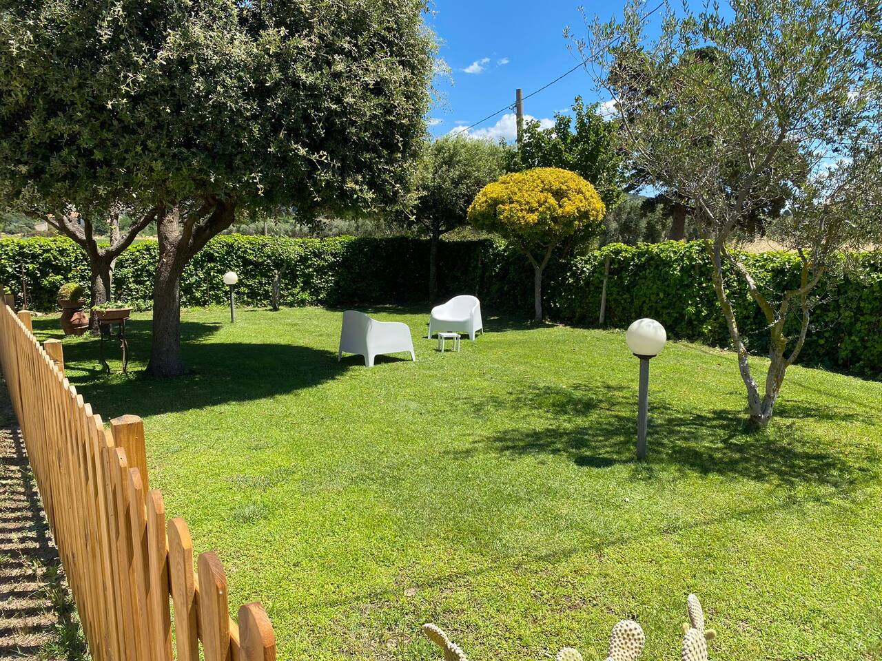 Il Giardino con poltrone da esterni