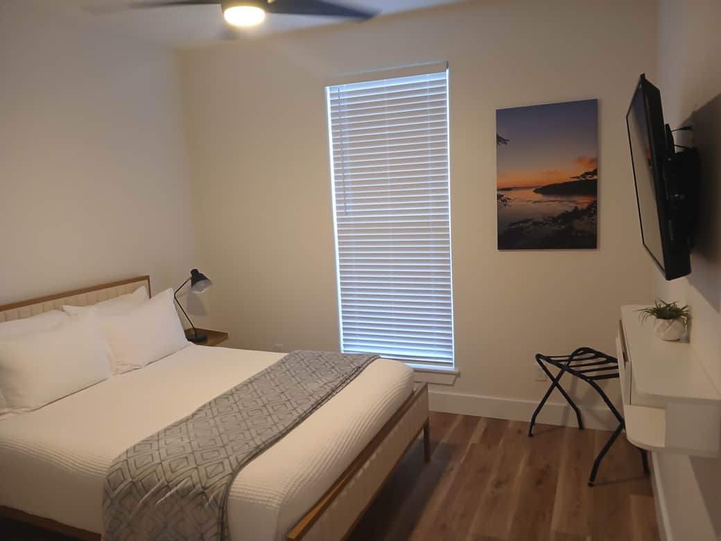 2nd bedroom Queen bed with smart tv 