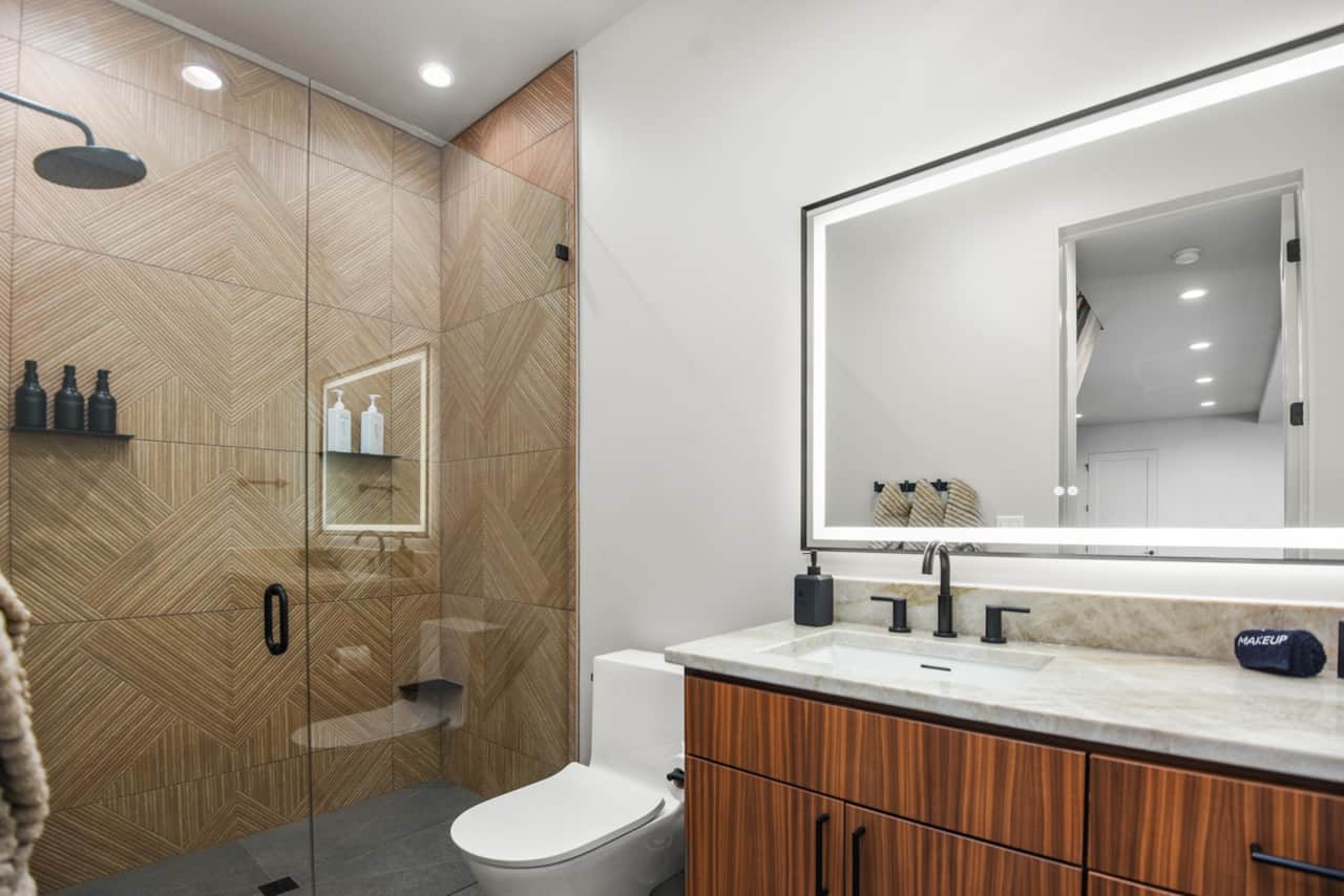 43-web-or-mls-Downstairs-Bath.jpg