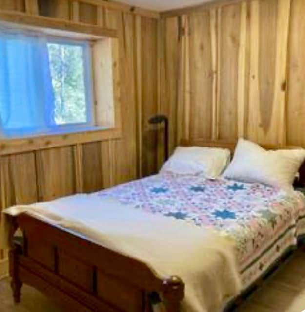 Downstairs bedroom/ full size bed